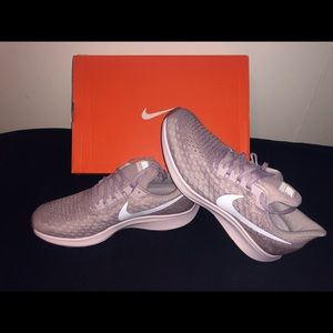WOMENS NEW IN BOX NIKES SZ 11
